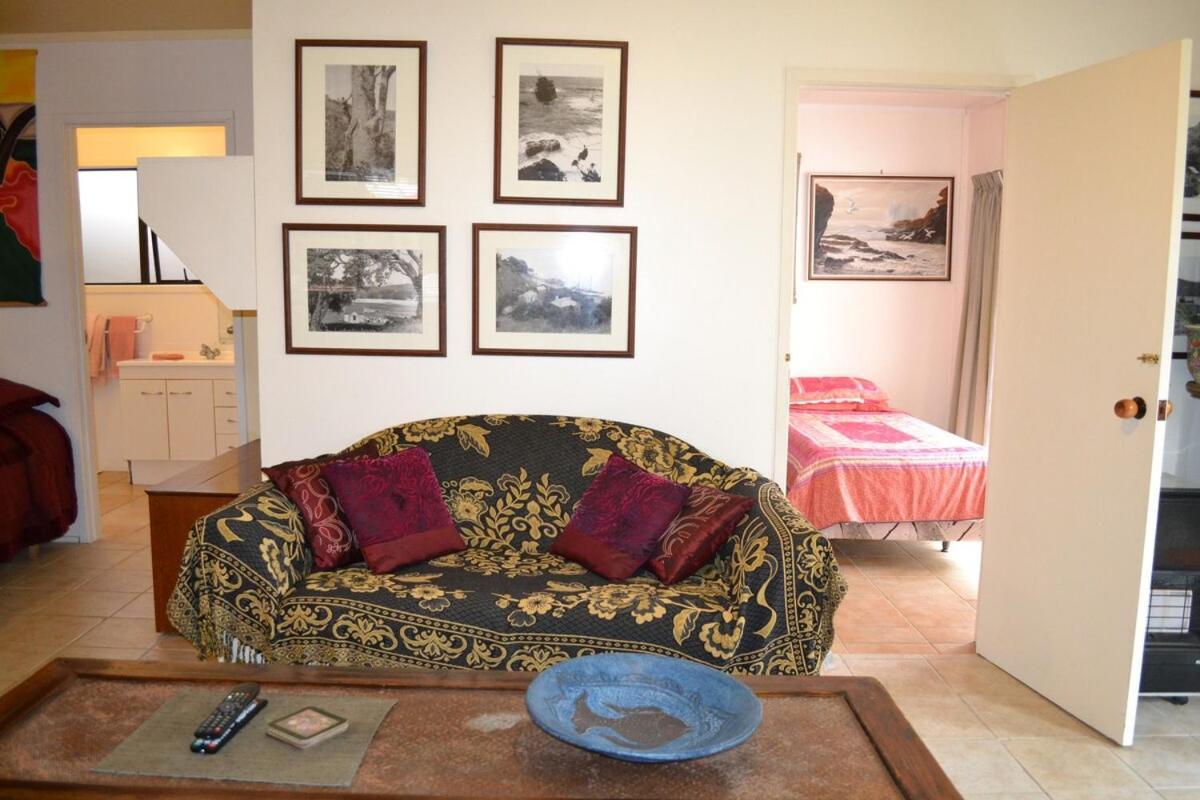 Great Barrier Oasis Lodge Tryphena エクステリア 写真